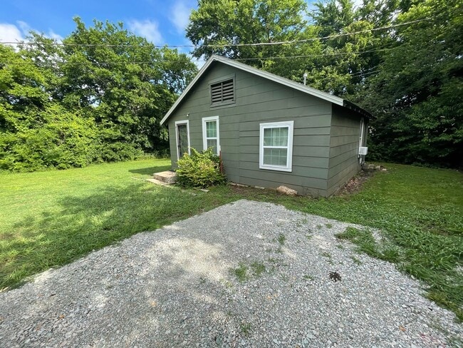 Building Photo - 620 W 24th St