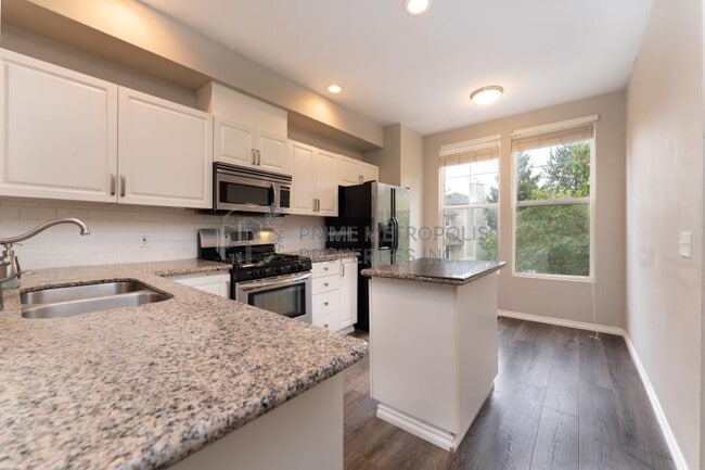 Building Photo - 2 bedroom in Issaquah WA 98027