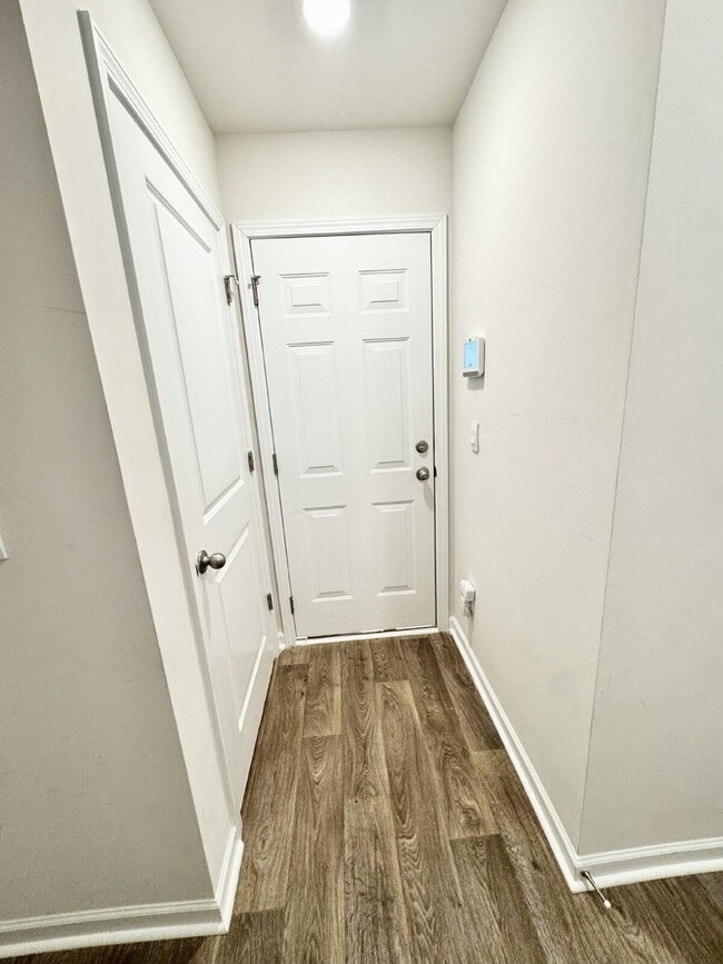 Building Photo - Seneca townhome - Price Just Reduced!