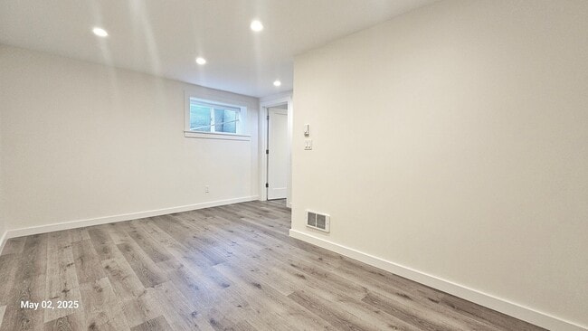 Building Photo - 3 Bed, 2 Bath Apartment Newly Remodel in P...