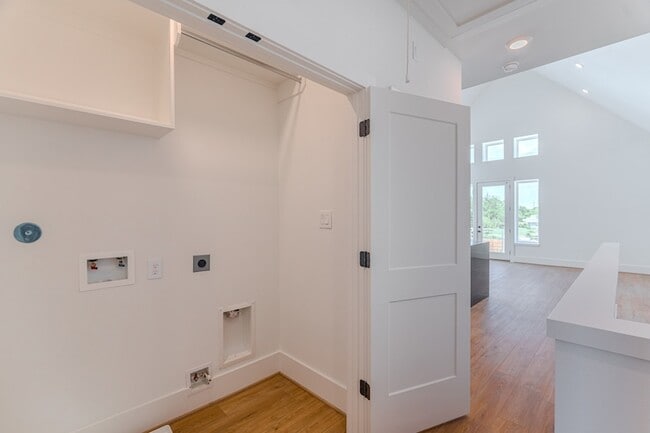 Building Photo - 7605 Victory Dr
