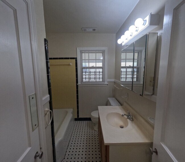 Building Photo - Renovated 3 Bed 1 Bath