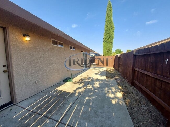 Building Photo - Small pet friendly duplex with front yard landscaping included