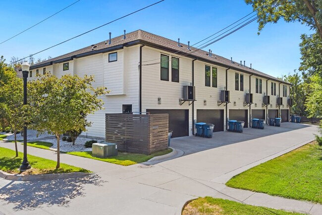 Building Photo - 402 SW 5th St