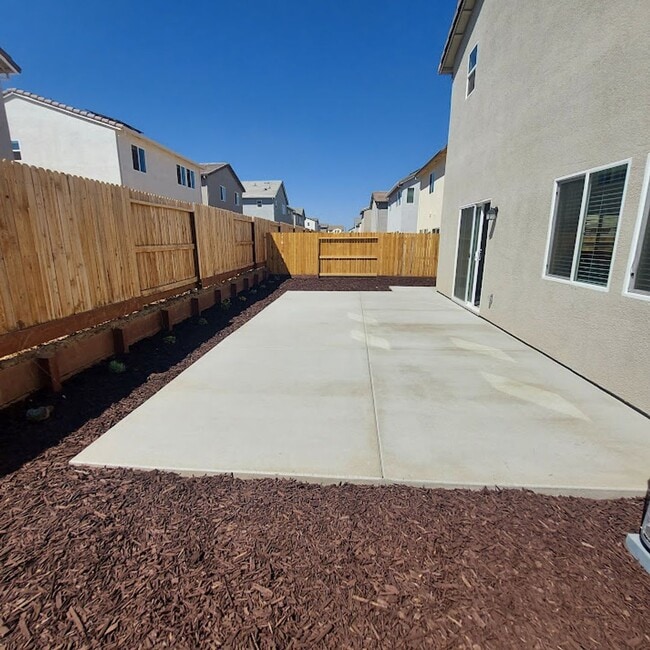 Building Photo - Newer 4 Bedroom, 2.5 bath home in West Roseville/DR Horton Built!