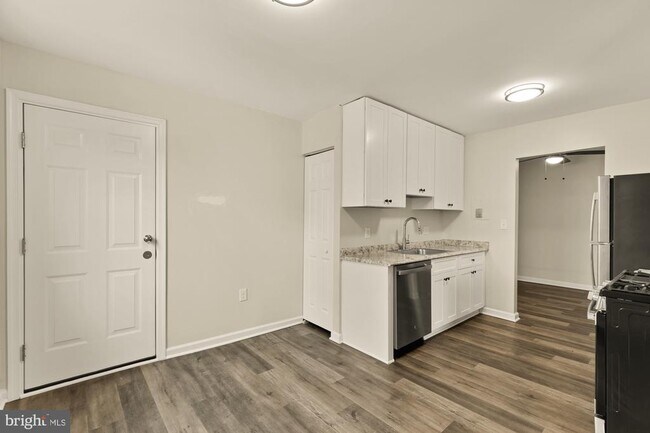 Building Photo - 882 College Pkwy