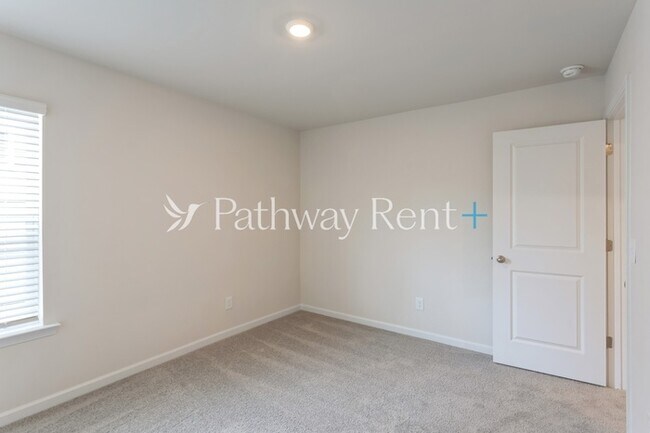 Building Photo - 608 Mackenzie Cv