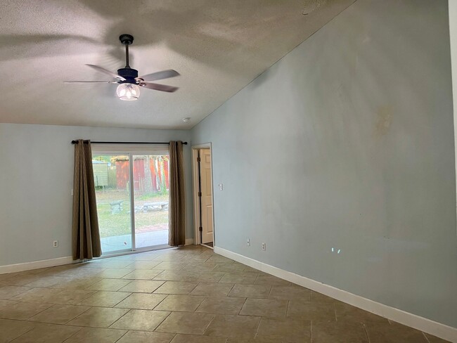 Building Photo - 3102 Lynn Dr