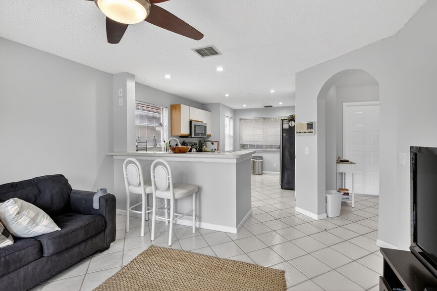 Building Photo - 9481 Oak Grove Cir