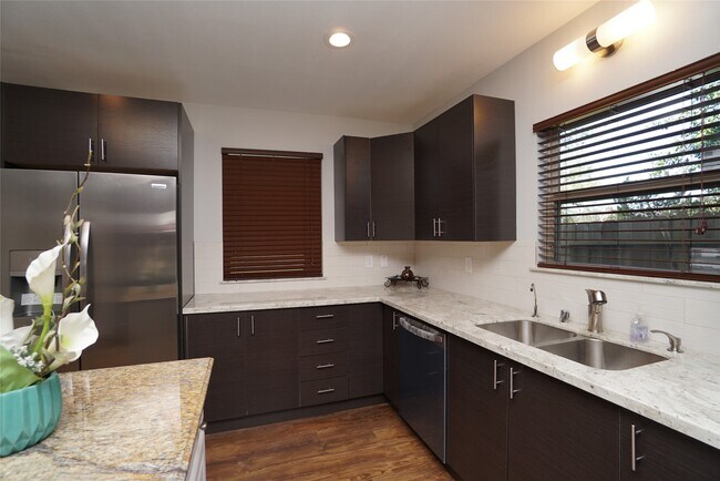 Building Photo - 3415 Southmore Blvd