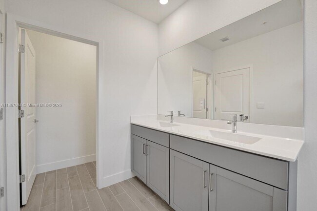 Building Photo - 133 SW 171st Ave