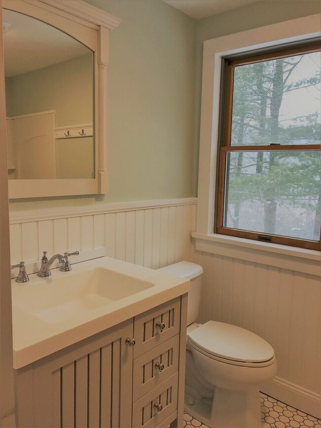 Building Photo - Single Family Home On 6 Acres Of Land