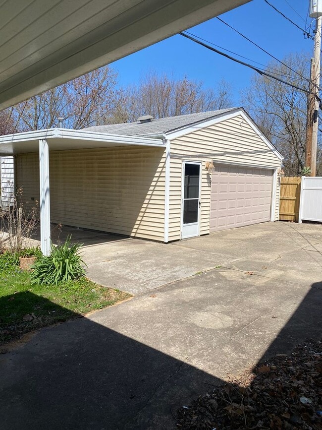 Building Photo - 3br 1bth 2cg. Huge back yard