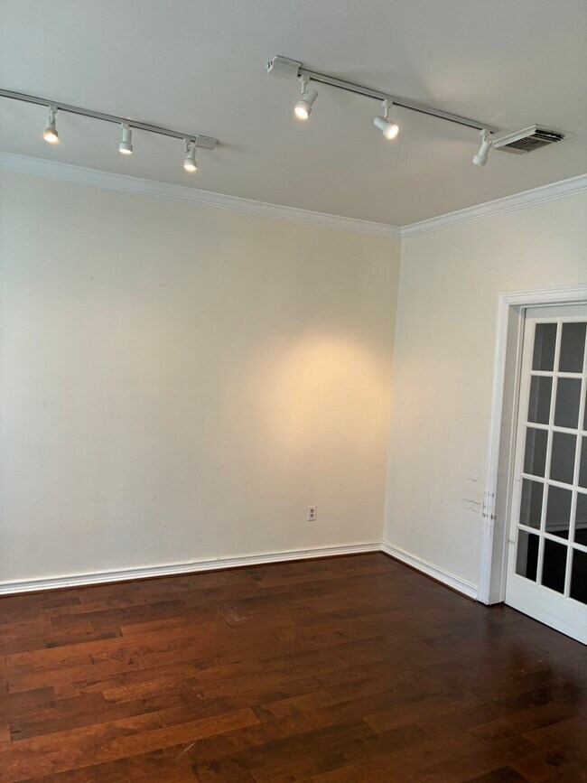 Building Photo - 4635 Meadow Green Dr