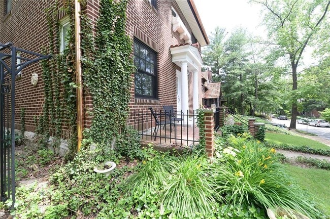 Building Photo - 418 Carswold Dr