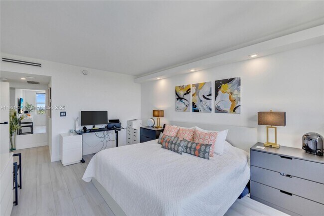 Building Photo - 5600 Collins Ave
