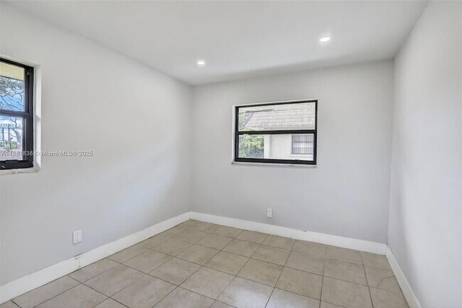 Building Photo - 1721 SW 40th Terrace
