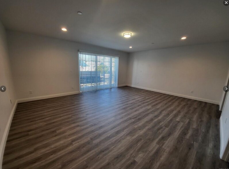 Building Photo - 14614 Vanowen St