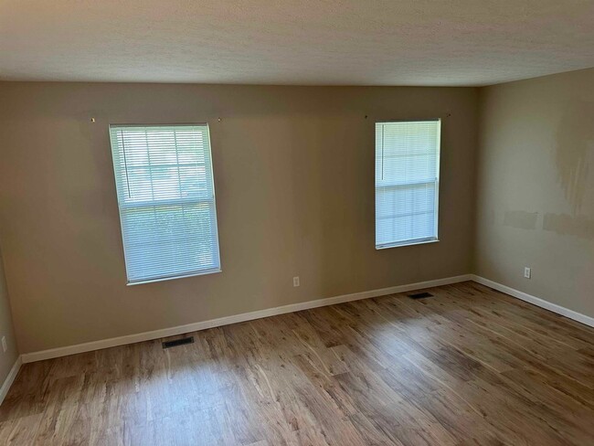 Building Photo - 389 Meadow Springs Dr