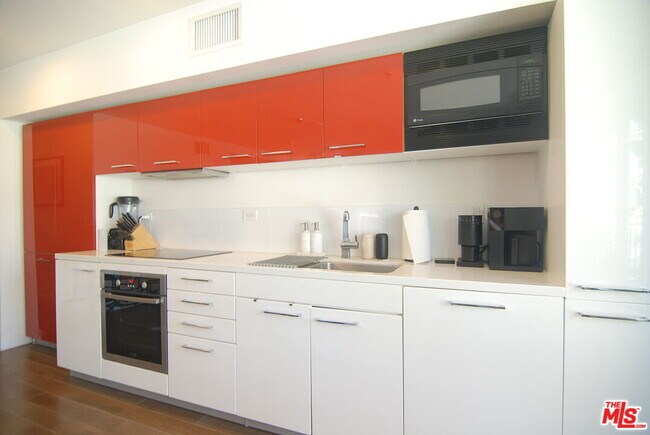 Building Photo - 901 Flower St