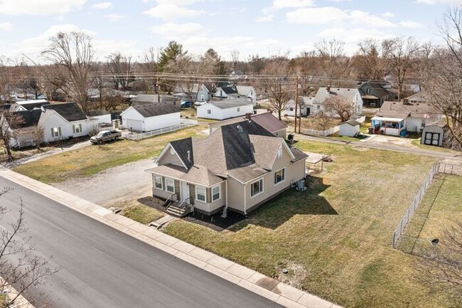 Building Photo - Remodeled 3 Bed 2 Full Bath Within Walking...