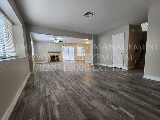 Building Photo - GORGEOUS~UPDATED~ 3 BEDROOM 2 BATH IN THE ...