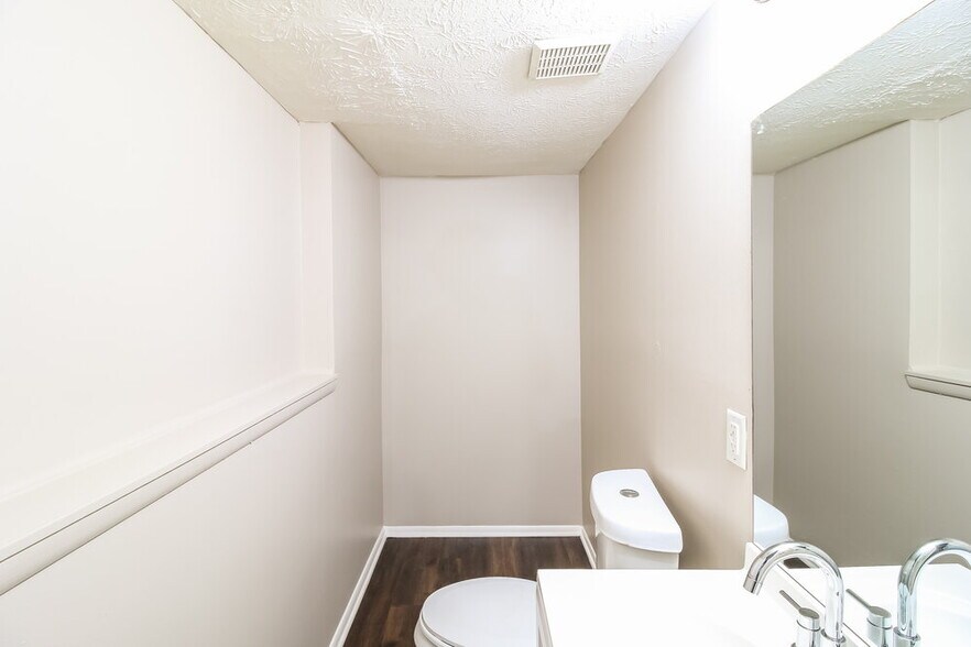 Building Photo - 6818 Graves Mill Dr