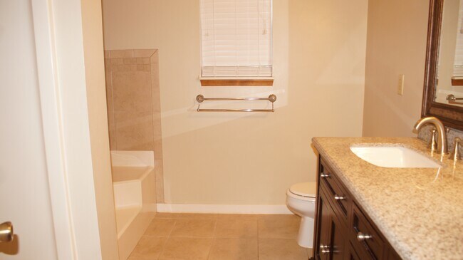 Building Photo - 1221 Clearwater Ln