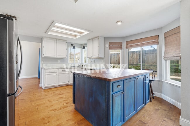 Building Photo - 2212 Thurton Dr