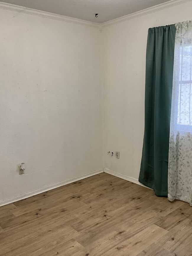 Building Photo - 3 bedroom 2 bath Single Family Home with N...