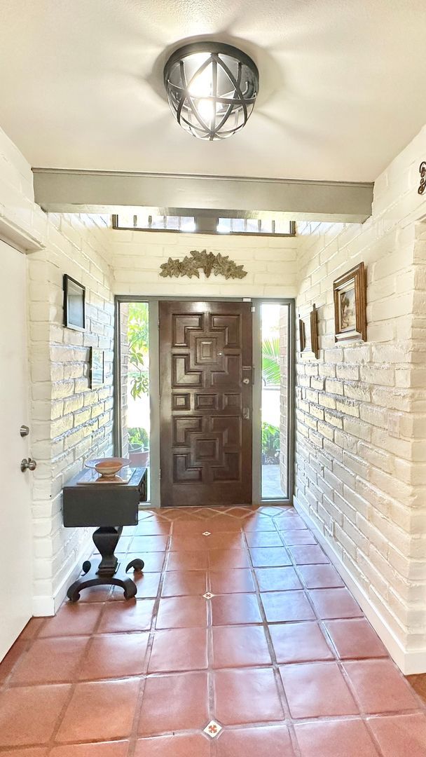 Building Photo - Beautifully Appointed & Fully Furnished, S...