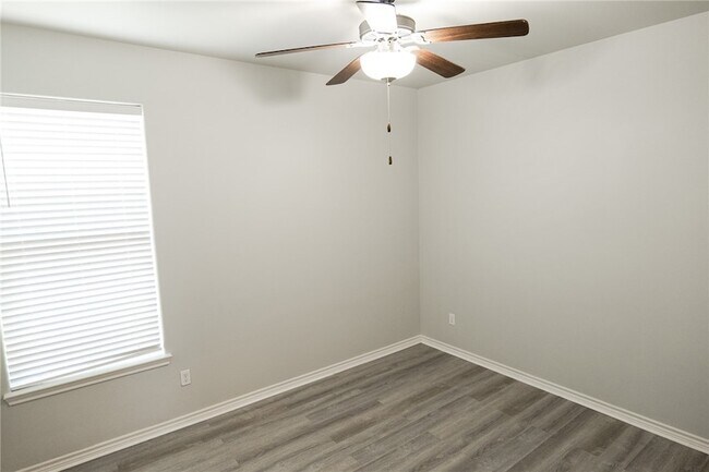 Building Photo - 2101 Spoonbill Dr