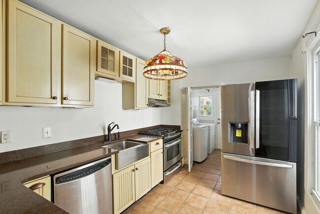 Building Photo - 877 W Lombard St