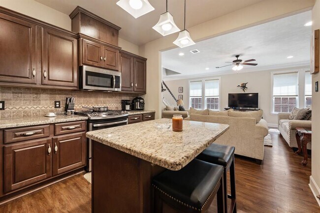Building Photo - 1806 Lakeshore Cir