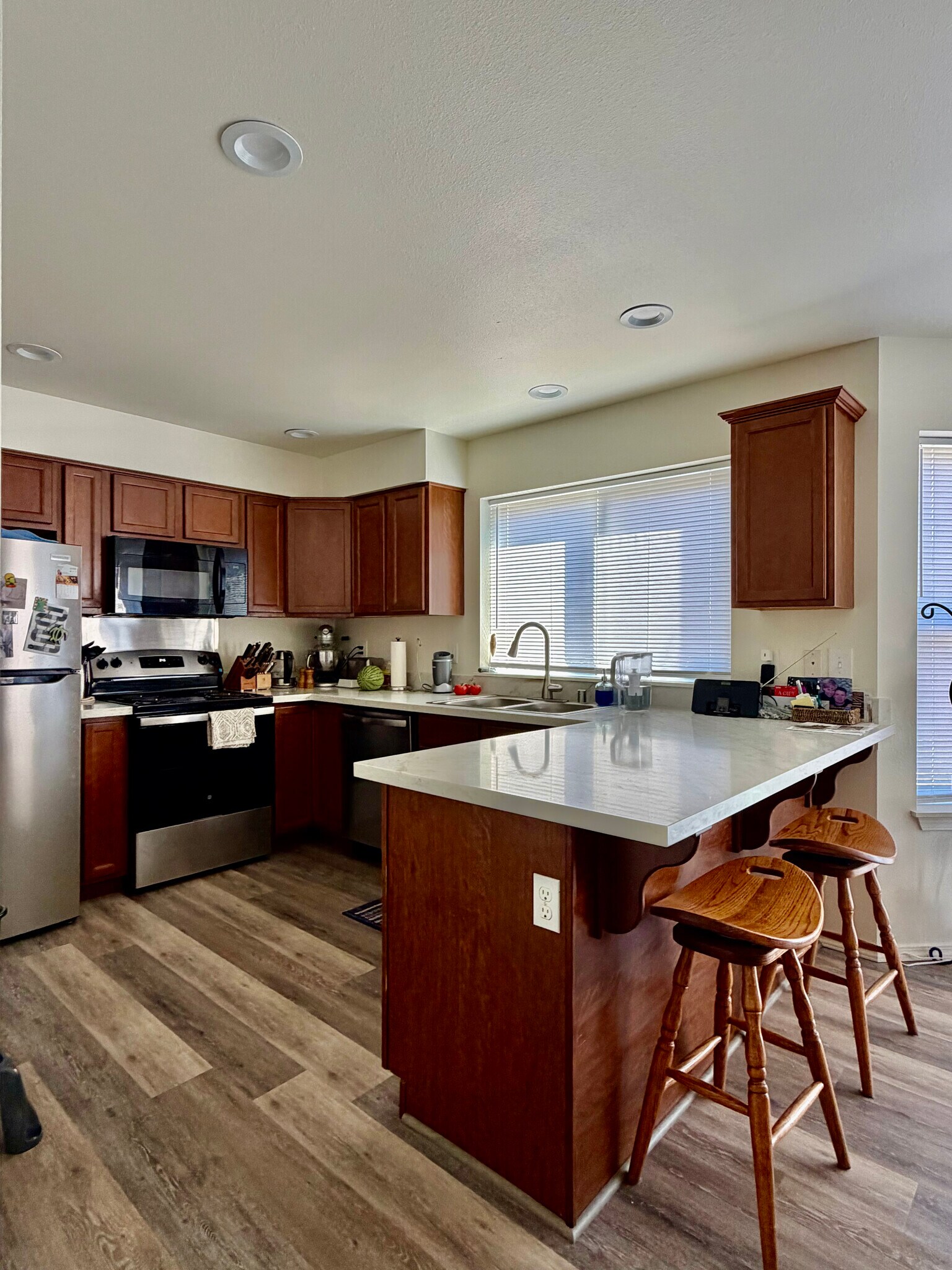 Large kitchen with tons of storage & granite new counters - 204 SW Moorea Ln