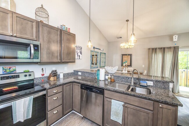 Building Photo - This spacious 3-bedroom, 2-bathroom townhouse offers modern living