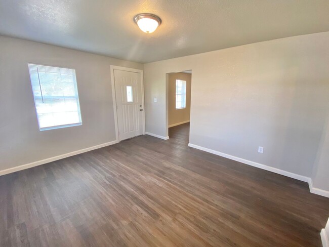 Building Photo - 3 bedroom 1 bath now available in Arnet Be...