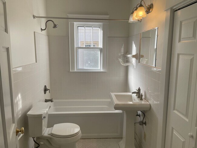 Building Photo - Historic Home 3BR / 2BA Detached Garage, W...