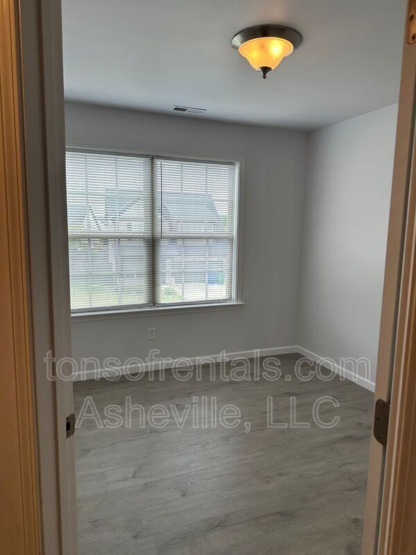 Building Photo - 33 Mallard Run Dr