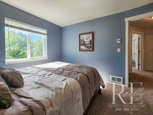 Building Photo - Spacious Silverdale Home with Large Fenced...