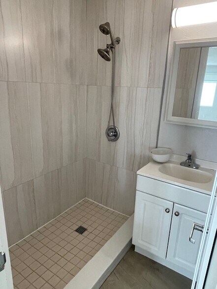 Building Photo - 1508 Dolphin St