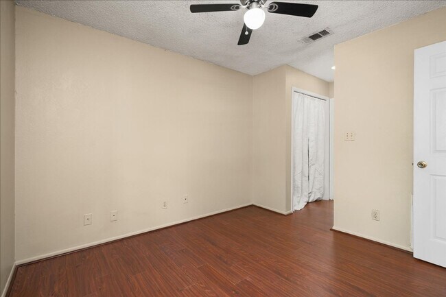 Building Photo - Great Location, Immediate Move In availabl...