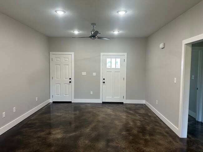 Building Photo - 122 Redwood Dr