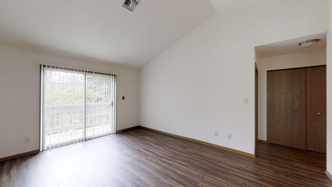 Building Photo - RENOVATED Condo Style Upper 2 Bedroom 2 Bathroom Apartment is Available