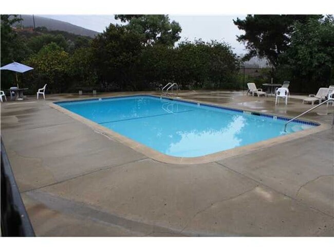 Building Photo - Townhouse w/ Garage & Private Patio, Walking distance to shopping, near highly rated schools