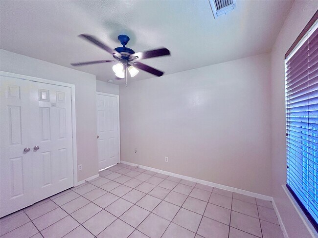 Building Photo - 18523 Spinney Ln