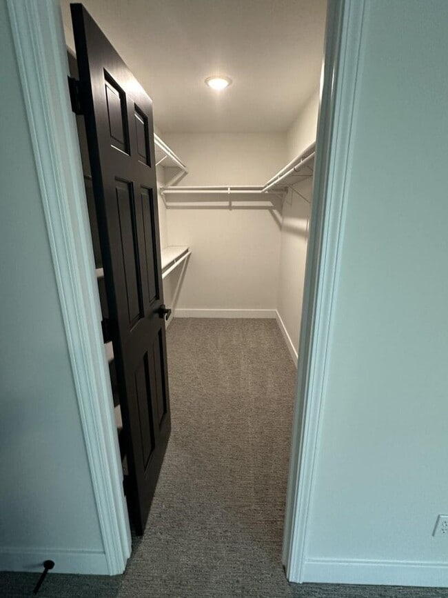 Building Photo - 5 Bed 4 Bath Home fenced yard