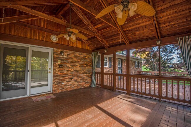 Building Photo - Halls 37938 - 4 bedroom, bath home with 4 garage spaces - Call Susan Niedergeses 865-300-4722