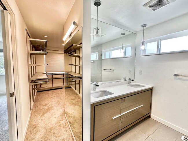 Building Photo - 6 BR / 4 BA – 4,100 SQ FT with Patio, Full...