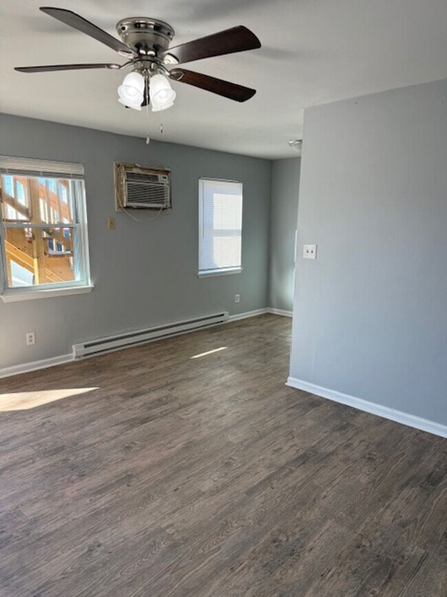 Building Photo - Spacious 2-Bedroom, 1-Bath Unit in Central Norfolk